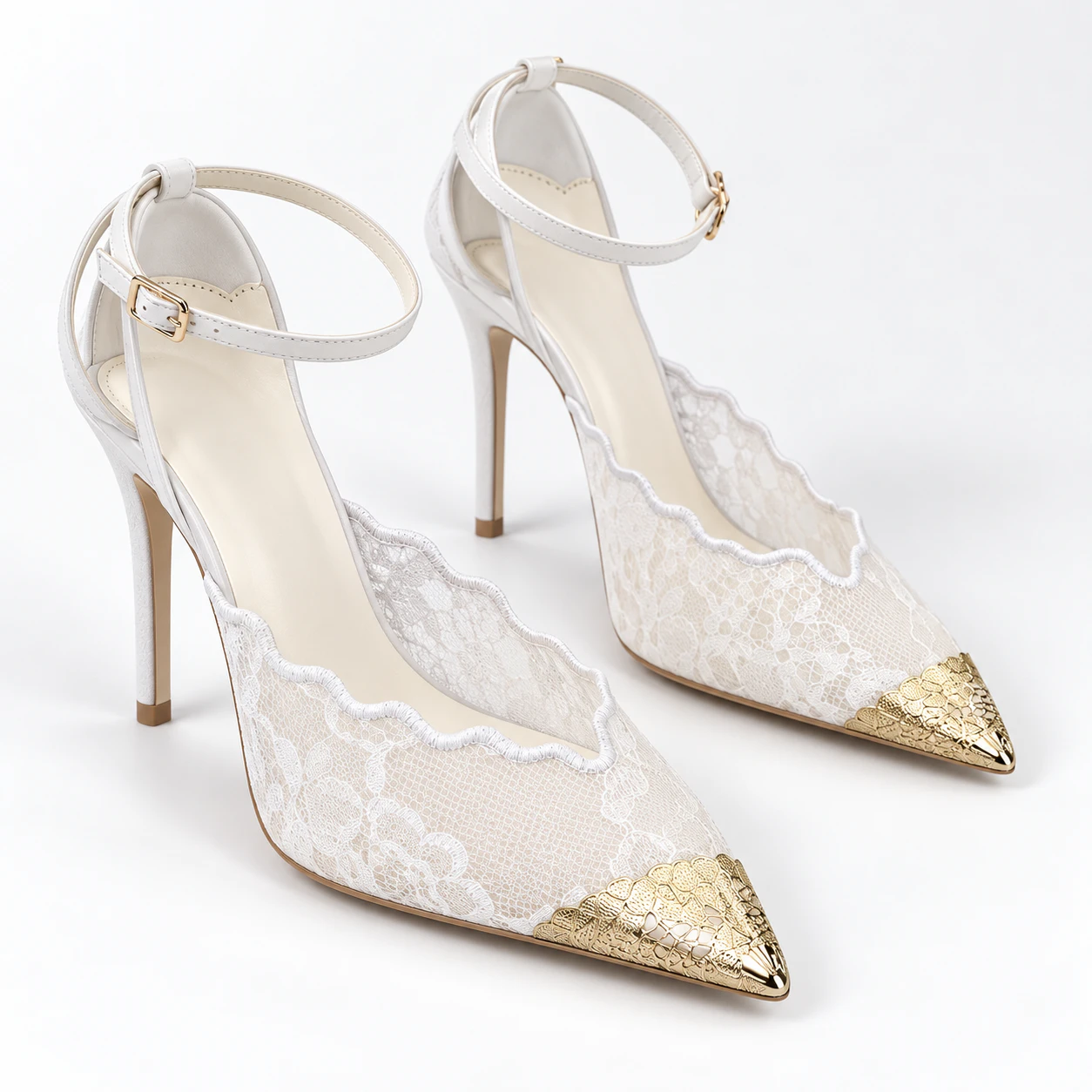 Scarpin Lumière Lace branco em foto de catálogo